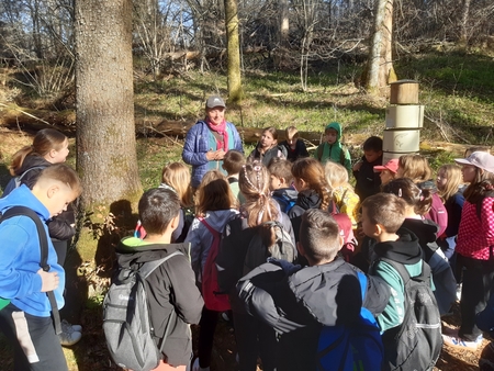 Utrinek vodenja po Orlovi poti v okviru projekta Podeželje se povezuje. Na fotografiji Petra Draškovič Pelc in učenci.