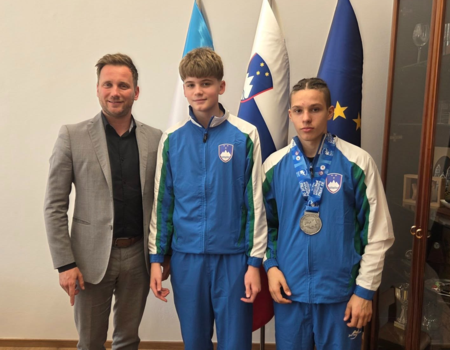 Župan z ju-jitsu borcema Tianom Mušićem in Tristanom Gotovcem.