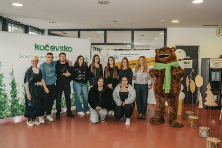 Tekmovalci s pomočnico ravnatelja Natašo Tekavec in Andrejo Vlašič Bižal.