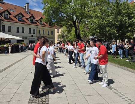 Maturanti med plesom četvorke na mestni ploščadi v Kočevju.