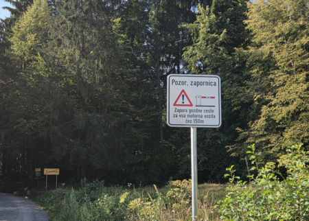 Znak, ki naznanja, da je cesta pod Stojno zaprta za splošni promet.