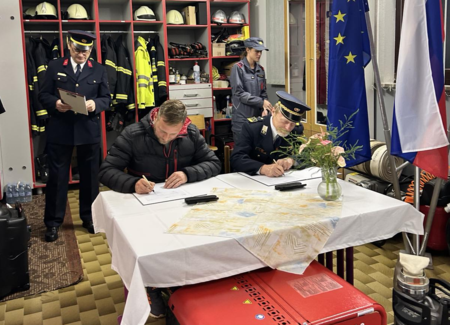 Župan in predsednik PGD Predgrad med podpisom pogodbe. 