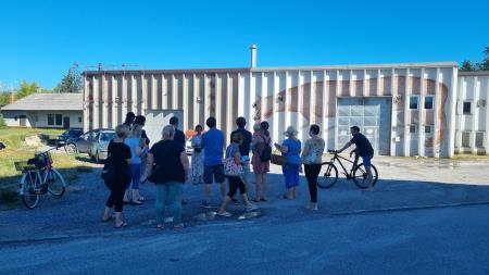 Obiskovalci pred muralom Pragozdna zver Bineta Skrta