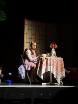 Prizor na odru - deklica za mizo