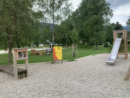 poslikana omarica na otroškem igrišču avtorice Klare Perušek