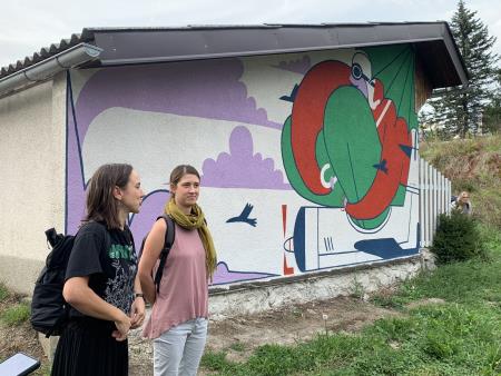 Klara Perušek pri svoji poslikavi