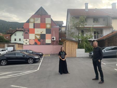 Tomaž Milač in mural v mestnem jedru