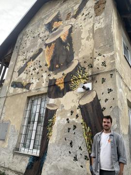 Boš Šparemblek pri muralu na temo čebel