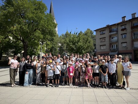 Skupinska fotografija v mestu