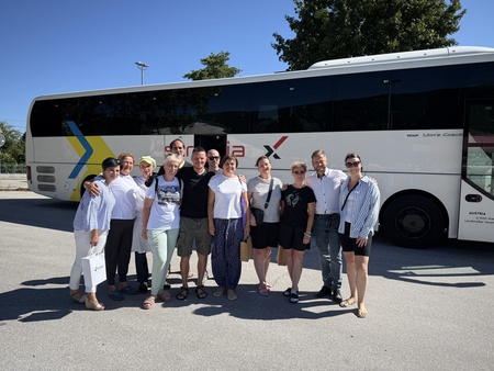 Mentorice in mentorji ter ostali sodelujoči - skupinska fotografija pred odhodom