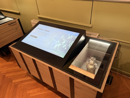 Razstavni zaslon in zraven eksponat svetilke